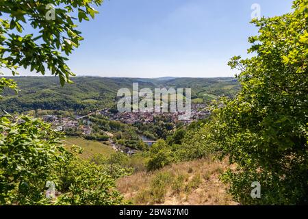 Vue panoramique depuis les Rotenfels de Bad Muenster am Stein Ebernburg avec la rivière Nahe, Germnay Banque D'Images