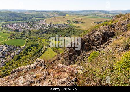 Vue en grand angle depuis les Rotenfels de Bad Muenster am Stein Ebernburg avec des rochers en premier plan Banque D'Images