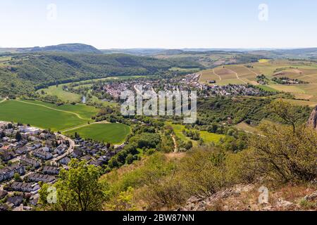 Vue panoramique depuis les Rotenfels de Bad Muenster am Stein Ebernburg avec la rivière Nahe, en Allemagne Banque D'Images