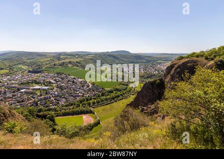Vue panoramique depuis les Rotenfels de Bad Muenster am Stein Ebernburg avec la rivière Nahe, en Allemagne Banque D'Images