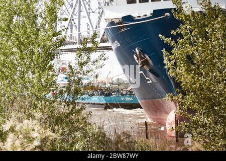 Astrakhan/Russie-29 mai 2020: Le traversier de passagers-marchandises 'Composer Rachmaninoff' s'est échoué le soir du 27 mai 2020 près du Vieux pont d'Astrakhan. Banque D'Images