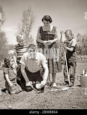 50 FAMILLE TRAVAILLANT ENSEMBLE FAIRE LE PRINTEMPS PLANTATION MAISON JARDIN PÈRE FILLE S'AGENOUILLER PAR RANGÉE POUR DES GRAINES MÈRE FILS DEBOUT - G3605 HAR001 HARS PRINTEMPS PLANTATION MÈRES TEMPS VIEUX OCCUPÉ NOSTALGIE FRÈRE VIEILLE MODE SOEUR JUVÉNILE STYLE TRAVAIL D'ÉQUIPE FILS GRAINES HEUREUX FAMILLES JOIE VIE SATISFACTION CINQ FEMMES MARIÉES 5 FRÈRES CONJOINT MARIS SANTÉ MAISON VIE COPIE ESPACE AMITIÉ PLEINE LONGUEUR DEMI-LONGUEUR FEMMES PERSONNES EN TRAIN DE S'INSPIRER HOMMES FRÈRES ET SŒURS PÈRES AGRICULTURE B&W PARTENAIRE JARDINIER OBJECTIFS AGENOUILLEMENT ACTIVITÉ BONHEUR GAI DADS EXCITATION SOURIT LA CONNEXION Banque D'Images