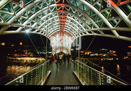 Tbilissi : pont de la paix la nuit. République de Géorgie Banque D'Images