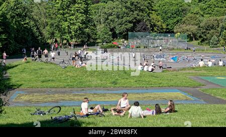 Glasgow, Écosse, Royaume-Uni 30 mai 2020: Météo Royaume-Uni: Kelvingrove Park a vu les habitants profiter du soleil comme il brûlait chaud. Crédit : Gerard Ferry/Alay Live News. Banque D'Images