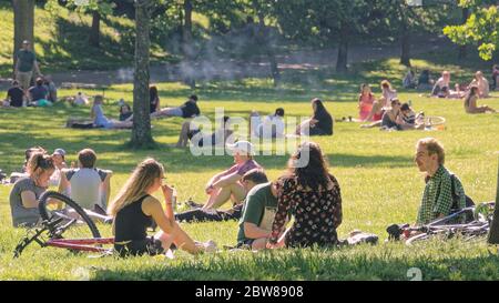 Glasgow, Écosse, Royaume-Uni 30 mai 2020: Météo Royaume-Uni: Kelvingrove Park a vu les habitants profiter du soleil comme il brûlait chaud. Crédit : Gerard Ferry/Alay Live News. Banque D'Images