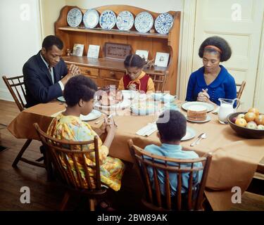 LES ANNÉES 1960 RÉVÉRENCENT FAMILLE AFRO-AMÉRICAINE DIRE GRÂCE À LA TABLE DE DÎNER MÈRE PÈRE TROIS ENFANTS - KR18563 PHT001 HARS PRIANT SUBURBAIN COULEUR URBAINE MÈRES ANCIENNE NOSTALGIE FRÈRE VIEILLE MODE SOEUR JEUNE COMMUNICATION FILS FORTS FAMILLES JOIE DE VIE CINQ FEMMES MARIÉES 5 FRÈRES ÉPOUX DISANT LA VIE À LA MAISON COPIE ESPACE AMITIÉ DEMI-LONGUEUR FEMMES FILLES PERSONNES INSPIRATION HOMMES SOIGNANTS JAMBON CUIT GRÂCE FRÈRES ET SŒURS SPIRITUALITÉ PÈRES PARTENAIRE PICHET POIS GRAND ANGLE AFRO-AMÉRICAINS AFRO-AMÉRICAINS DADS NOIR ETHNICITÉ FRÈRE DÎNER CONNEXION Banque D'Images