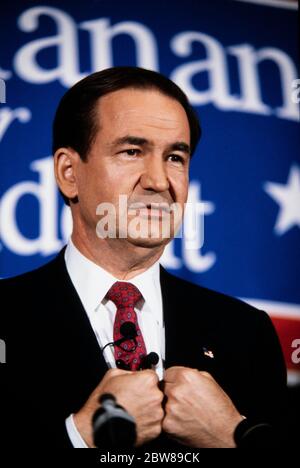 1992 le candidat républicain à la présidence Pat Buchanan prend la parole lors d'un rassemblement de campagne à Marietta, en Géorgie. Banque D'Images