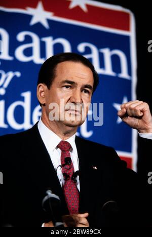 1992 le candidat républicain à la présidence Pat Buchanan prend la parole lors d'un rassemblement de campagne à Marietta, en Géorgie. Banque D'Images