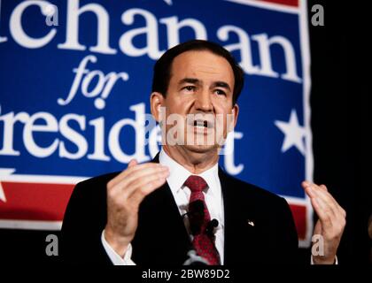 1992 le candidat républicain à la présidence Pat Buchanan prend la parole lors d'un rassemblement de campagne à Marietta, en Géorgie. Banque D'Images