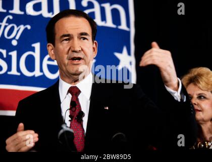 1992 le candidat républicain à la présidence Pat Buchanan prend la parole lors d'un rassemblement de campagne à Marietta, en Géorgie. Banque D'Images