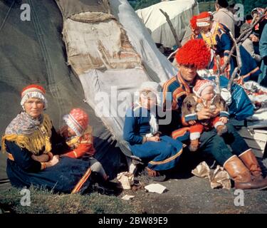 FAMILLE SAMI DES ANNÉES 50 NORVÈGE VÊTU DE VÊTEMENTS TRADITIONNELS REPOSANT SUR LE CÔTÉ DE LA TENTE MÈRE PÈRE TROIS ENFANTS - KR3764 LAN001 HARS COMMUNAUTÉ COULEUR MÈRES TEMPS VIEUX NOSTALGIE FRÈRE VIEILLE MODE SOEUR JEUNE ADULTES ENFANTS FAMILLES VIE SATISFACTION CINQ HISTOIRE FEMMES MARIÉES 5 FRÈRES CONJOINT ÉPOUX COPIER L'ESPACE CONTRE DEMI-LONGUEUR FEMMES FILLES PERSONNES HOMMES TRADITIONNELS FRÈRES ET SŒURS PÈRES RUSSIE PARTENAIRE REPOS COLORÉ LIBERTÉ NORD GRAND ANGLE AVENTURE DADS FIERTÉ FRÈRE NOMADE CONCEPT RENNE ÉLÉGANT NORDIC ARCTIC JEUNES MÈRES NOMAD SAMI TOGETHERNESS Banque D'Images