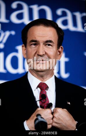 1992 le candidat républicain à la présidence Pat Buchanan prend la parole lors d'un rassemblement de campagne à Marietta, en Géorgie. Banque D'Images