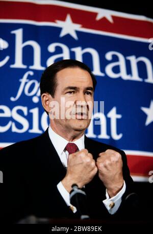 1992 le candidat républicain à la présidence Pat Buchanan prend la parole lors d'un rassemblement de campagne à Marietta, en Géorgie. Banque D'Images