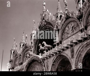 ANNÉES 1920 1930 QUATRE CHEVAUX STATUES DE SAINT MARQUE SUR LE PORTAIL BALCON DE LA CATHÉDRALE PATRIARCALE BASILIQUE DE SAINT MARQUE VENISE ITALIE - R2326 HAR001 HARS INSTALLÉ PORTAIL ANCIEN REMPLACEMENT SAINT MARQUE Banque D'Images