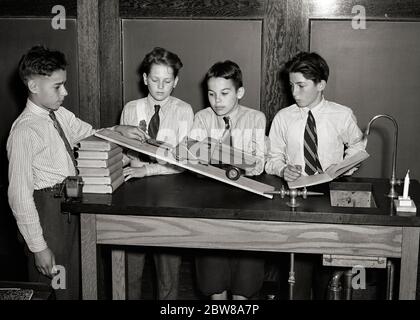 ANNÉES 1940 QUATRE GARÇONS DANS UNE ÉCOLE ÉLÉMENTAIRE DE SCIENCES DE CLASSE ÉTUDIANT LA PHYSIQUE DE BASE D'UNE RAMPE PHILADELPHIE PENNSYLVANIE ÉTATS-UNIS - S2621 HAR001 HARS HOMMES MÉCANIQUE B&W ÉCOLES DE CLASSE HAUTE AVENTURE DÉCOUVERTE PHYSIQUE CRAVATES CONNEXION PRIMAIRE LIENS COMPRÉHENSION AVANTAGE COOPÉRATION ÉCOLE DE CROISSANCE JEUNES TOGETHERNESS DE BASE NOIR ET BLANC CAUCASIEN L'INGÉNIERIE ETHNIQUE RAMPE À L'ANCIENNE AVEC INCLINAISON HAR001 Banque D'Images