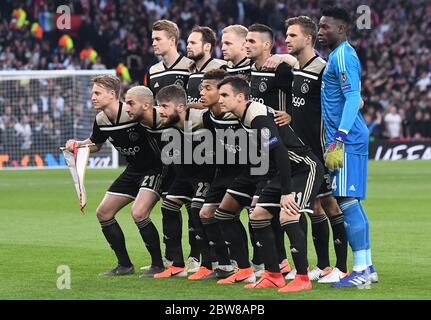 LONDRES, ANGLETERRE - 30 AVRIL 2019 : Ajax commençant onze posant pour la photo de groupe officielle avant la première étape du match de demi-finale de la Ligue des champions de l'UEFA 2018/19 entre Tottenham Hotspur (Angleterre) et AFC Ajax (pays-Bas) au stade Tottenham Hotspur. Banque D'Images