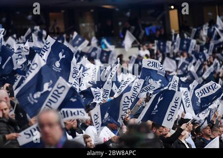 LONDRES, ANGLETERRE - 30 AVRIL 2019 : les fans de Tottenham ont des drapeaux avant la première partie du match de demi-finale de la Ligue des champions de l'UEFA 2018/19 entre Tottenham Hotspur (Angleterre) et AFC Ajax (pays-Bas) au stade Tottenham Hotspur. Banque D'Images