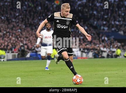 LONDRES, ANGLETERRE - 30 AVRIL 2019 : Donny van de Beek d'Ajax photographié lors de la première partie de la demi-finale de l'UEFA Champions League 2018/19 entre Tottenham Hotspur (Angleterre) et AFC Ajax (pays-Bas) au stade Tottenham Hotspur. Banque D'Images