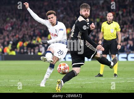 LONDRES, ANGLETERRE - 30 AVRIL 2019 : DELE Alli de Tottenham (L) et Lasse Schone d'Ajax (R) photographiés lors de la première partie de la demi-finale de la Ligue des champions de l'UEFA 2018/19 entre Tottenham Hotspur (Angleterre) et AFC Ajax (pays-Bas) au stade Tottenham Hotspur. Banque D'Images