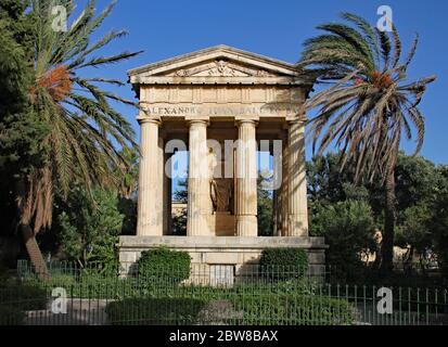 JARDINS DU BARRAKKA INFÉRIEUR, VALLETTA, MALTE - 16 NOVEMBRE 2019 : le monument de style néoclassique dédié à Sir Alexander ball, ancien amiral arrière Banque D'Images