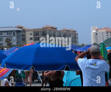 Cocoa Beach, États-Unis. 30 mai 2020. Les gens sur la plage de Cocoa regardent Bob Behnken et Doug Hurley, astronautes de la NASA, se lever du PAD 39-A du Centre spatial Kennedy à bord du SpaceX Demo-2 Falcon 9, Crew Dragon à la Station spatiale internationale (ISS). Le décollage du Falcon 9, Crew Dragon, a été la deuxième tentative le samedi 3:22 HE, le 30 mai 2020. Les astronautes américains lancent une fois de plus une fusée américaine du sol américain à l'orbite basse de la Terre depuis la fin du programme de la navette spatiale, le 8 juillet 2011. Photo de Gary I Rothstein/UPI crédit: UPI/Alay Live News Banque D'Images