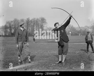 Golf , balle contre flèche entre l'Université de Cambridge et le Royston Club à Royston . Un des archers qui se déroute . 13 mars 1926 Banque D'Images