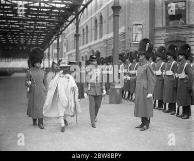 L'arrivée du régent Abyssinien . Ras Tafari , héritier apparent du trône d'Abyssinie , est arrivé à Londres comme invité du gouvernement britannique . Ras Tafari et le duc d'York inspectant la garde d'honneur à leur arrivée à Victoria . 7 juillet 1924 Banque D'Images