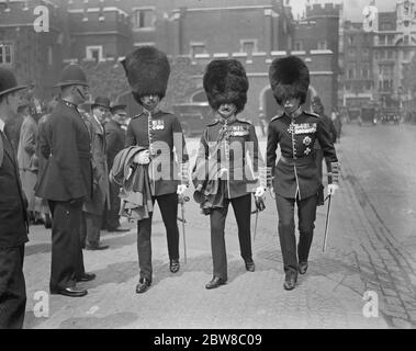 King tient Levee au Palais St James . Col Campbell , VC , ( à gauche ) et Col Mackenzie Rogan . 25 mai 1925 Banque D'Images