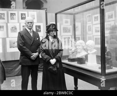 La Duchesse d'Atholl ouvre une exposition de la fonction publique . La duchesse d'Atholl , MP , qui a ouvert l'exposition d'art et d'artisanat de la fonction publique au Musée Victoria et Albert , est vue avec Sir Cecil Harcourt Smith , CVO , LL D , lors de l'inspection de certaines statuettes . 19 mars 1926 Banque D'Images