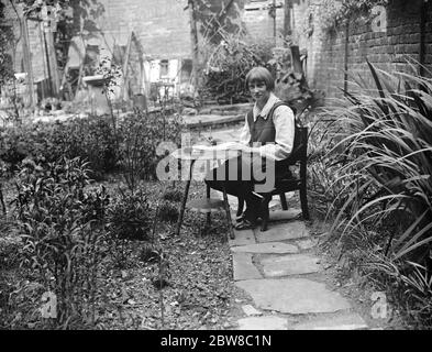 Mlle Greta Hunt , 14 ans , de Holland Park , Londres , qui vient de faire ses débuts publics en tant qu'auteur avec des illustrations de son propre design . 17 mai 1924 Banque D'Images