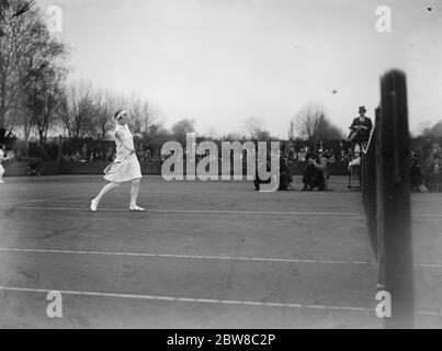 Tournoi de Surrey Hard court à Roehampton . Mlle Lumley Ellis en jeu . 16 avril 1927 Banque D'Images