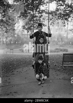 Les trois petites-filles du Begum de Bhopal photographiées à la place Portman . Princesse Abida IDS Sultan ( 12 ans ) , princesse Sajida Sultan ( 10 ans ) , au centre , et princesse Rabia Sultan ( 9 ans ) . 7 octobre 1925 Banque D'Images