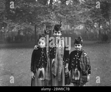 Les trois petites-filles du Begum de Bhopal photographiées à la place Portman . De gauche à droite : la princesse Sajida Sultan ( 10 ans ) , la princesse Abida IDS Sultan ( 12 ans ) et la princesse Rabia Sultan ( 9 ans ) . 7 octobre 1925 Banque D'Images