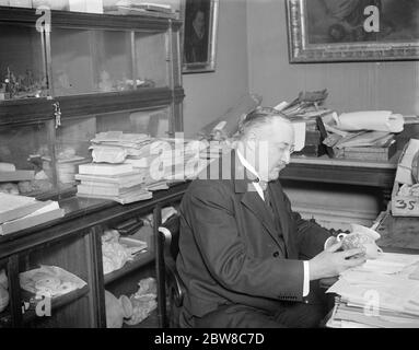 Le point de vue de Glozel ' hoax ' du célèbre scientifique français . M René Dussaud photographié dans son bureau . 29 octobre 1929 Banque D'Images
