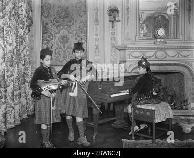 Les trois petites-filles du Begum de Bhopal photographiées à la place Portman . De gauche à droite : Princesse Ajida Sultan ( 10 ans ) , Princesse Abida IDS Sultan ( 12 ans ) et Princesse Rabia Sultan ( 9 ans ) . 7 octobre 1925 Banque D'Images