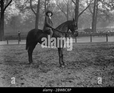 Comme le père , une des branches montées . Mlle Betty Laurie , fille du Col Laurie , Chef de la branche montée de la police métropolitaine , prenant un exercice équestre dans la rangée . 6 mai 1927 Banque D'Images