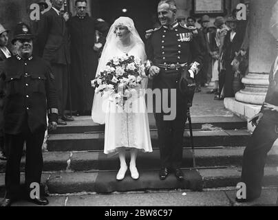 Samedi ' s naval mariage à Londres . Le mariage de Lt Commander cousins , DSO , Royal Navy et Miss Myrtle Wright , a eu lieu samedi après-midi à St George , Hanover Square . La mariée et la salle de mariée partent après la cérémonie . 24 juillet 1926 Banque D'Images