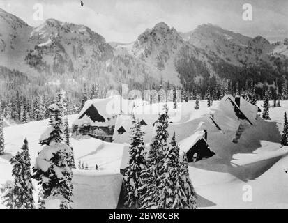 Record de l'Amérique hiver . Une photo du parc national de Rainier , Washington , montrant Paradise Inn , le centre populaire des sports d'hiver , presque enterré sous la neige 22ft en profondeur . 15 février 1927 Banque D'Images