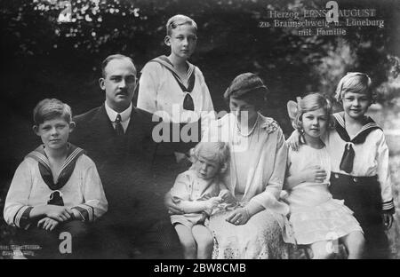 La seule fille de Kaiser avec son mari et ses enfants. De gauche à droite, les figures sont : le Prince George Wilhelm , l'ex-duc de Brunswick , l'ex-prince héréditaire Ernst August , le prince Welf Heinrich , la duchesse de Brunswick ( née la princesse Victoria Louise de Prusse ) , la princesse Frederica et le prince Christian . 21 mai 1927 Banque D'Images