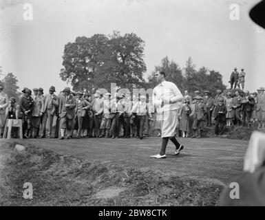 Foursome de golf professionnel au Wentworth Club , Virginia Water . Grande-Bretagne contre les États-Unis . Hagen ( USA ) en voiture depuis le premier tee . 4 juin 1926 Banque D'Images