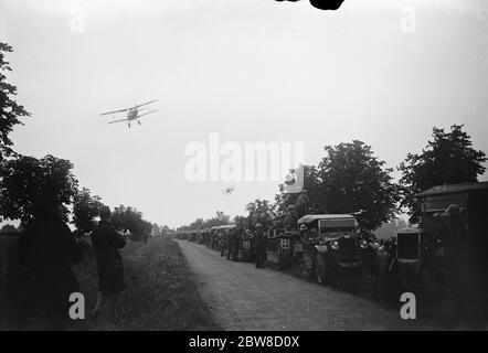 Grande armée mécanique sur la plaine de Salisbury . Une attaque aérienne sur la colonne de l'armée mécanicalisée qui a été maintenue en raison de la route qui a été explosé. 19 août 1927 Banque D'Images