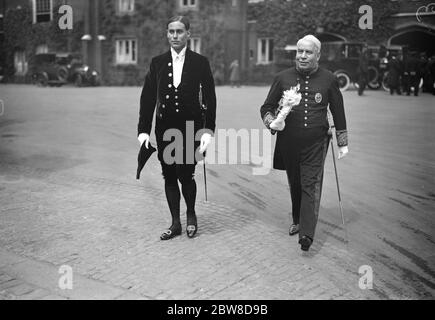 Le lévee du roi au Palais Saint-James . Sir William Bull et son fils , M. S Bull quittant . 30 mai 1927 Banque D'Images