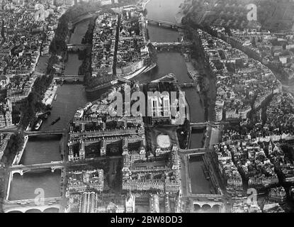 Paris vu de l'air . En avant-plan , l'Ile de la Cité avec notre Dame et au-delà, l'Ile Saint Louis . 2 novembre 1928 Banque D'Images