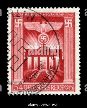 Timbre historique allemand : 10e anniversaire de la prise de pouvoir par Adolf Hitler. Aigle impérial sur le fond de la porte de Brandebourg. Allemagne Banque D'Images