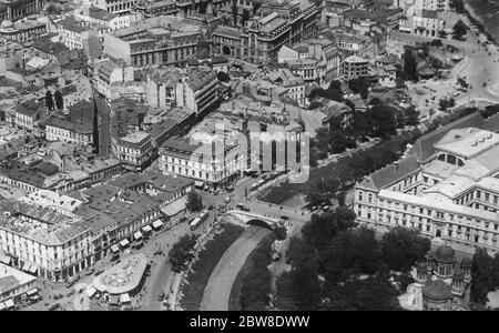 Roumanie , Bucarest . Une vue aérienne entre la rivière Dambovitsa et la fin de la Calea Victoriei , montrant les tribunaux dans le premier plan gauche . 21 février 1929 Banque D'Images