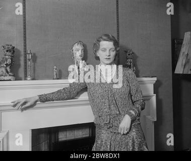 Le nouveau ' principal garçon ' de Drury Lane ' à la maison . Mlle Lilian Davies , la star de tant de pièces musicales réussies , photographiée à son domicile de Londres vendredi . Elle a été choisie pour être le principal garçon dans le Pantomime de la ' Belle au théâtre Drury Lane . 15 novembre 1929 Banque D'Images