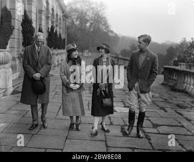 M. et Mme Henry Ford sur les vacances en Angleterre . M. et Mme Henry Ford avec Lady Astor et l'honorable H W Astor à Clivedon , Buckinghamshire . 14 avril 1928 Banque D'Images