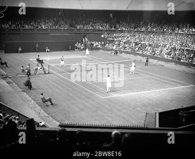 Championnats de tennis sur gazon à Wimbledon . Une vue générale pendant le match entre Mlle E Ryan et Mlle Betty Nuthall , qui ont vaincu Mme John Hill et Mlle E L Colyer . 30 juin 1929 Banque D'Images