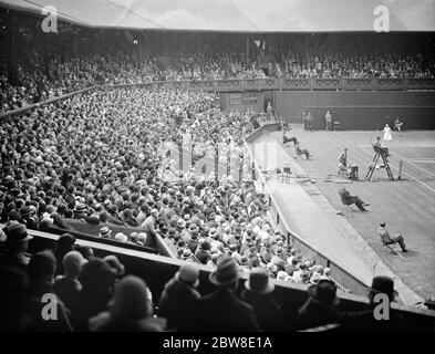 Championnats de tennis sur gazon à Wimbledon . Une vue générale pendant le match entre Mlle E Ryan et Mlle Betty Nuthall , qui ont vaincu Mme John Hill et Mlle E L Colyer . 30 juin 1929 Banque D'Images