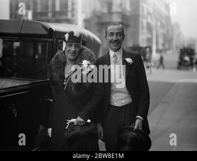 Mariée en noir pour le fils de pair . Mme Rose Ades a épousé l'honorable Donough O ' Brien , au bureau du registre des rangées du Prince . La mariée et le marié . 1er octobre 1928 Banque D'Images